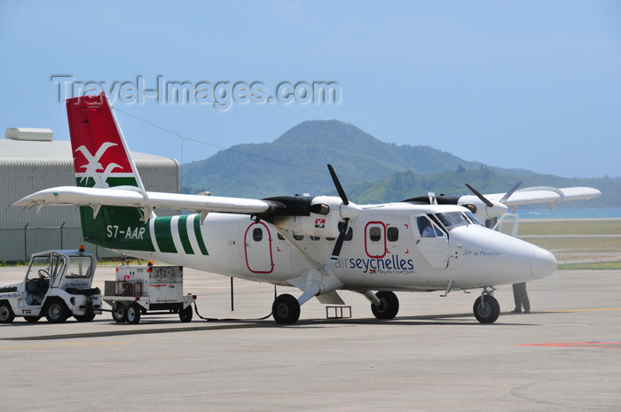 seychelles149: Mahe, Seychelles: Air Seychelles De Havilland Canada DHC-6-300 Twin Otter S7-AAR (cn 539) - Seychelles International Airport - SEZ - photo by M.Torres - (c) Travel-Images.com - Stock Photography agency - Image Bank