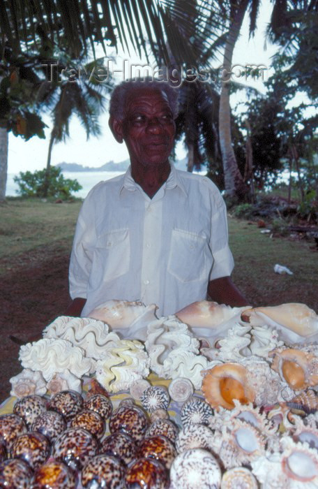 seychelles23: Seychelles - Mahe island: Anse Takamaka - conch seller - photo by F.Rigaud - (c) Travel-Images.com - Stock Photography agency - Image Bank