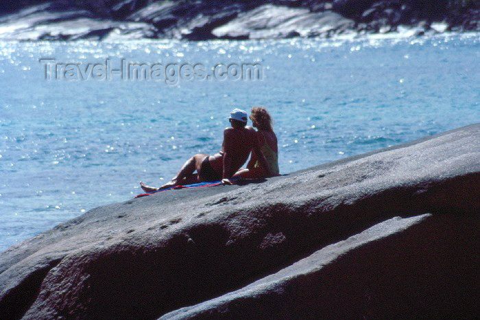 seychelles27: Seychelles - Mahe island: Anse Takamaka - couple on the rocks - photo by F.Rigaud - (c) Travel-Images.com - Stock Photography agency - Image Bank