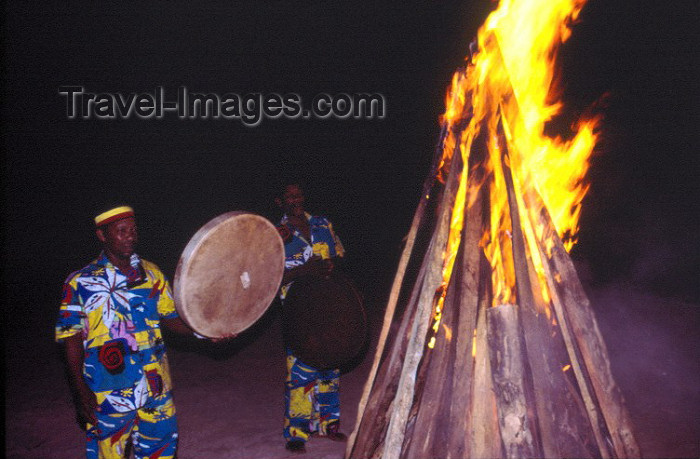 seychelles38: Seychelles - Praslin island: beach bonfire - Masezarine group at the Paradise Sun Hotel - photo by F.Rigaud - (c) Travel-Images.com - Stock Photography agency - Image Bank