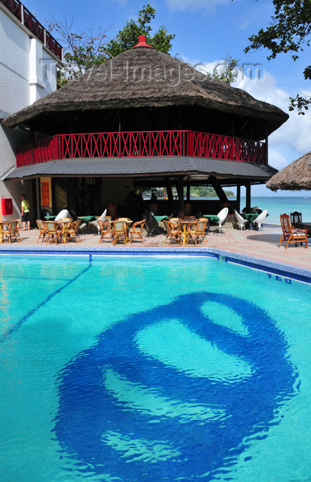 seychelles95: Mahe, Seychelles: Baie Beau Vallon - pool side bar at the Coral Strand Hotel - photo by M.Torres - (c) Travel-Images.com - Stock Photography agency - Image Bank