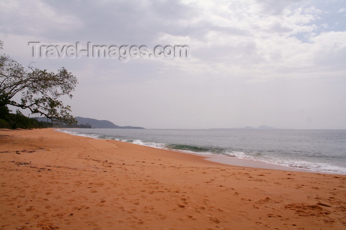 sierra-leone10: Shengbe Town Beach, Freetown Peninsula, Sierra Leone: beach with Banana Island in background - Atlantic Ocean - photo by J.Britt-Green - (c) Travel-Images.com - Stock Photography agency - Image Bank