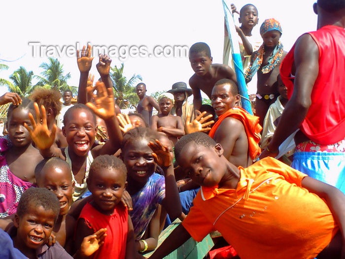 sierra-leone13: Plantain Island, Southern Province, Sierra Leone: a warm welcome from local children - island west of Shenge - Yawry bay - photo by T.Trenchard - (c) Travel-Images.com - Stock Photography agency - Image Bank