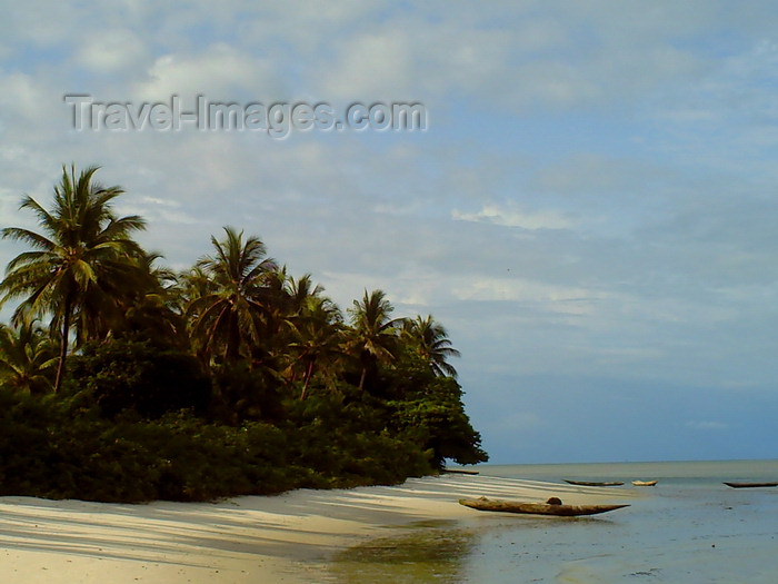 sierra-leone14: Turtle Islands, Southern Province, Sierra Leone: unspoilt beach and canoe - photo by T.Trenchard - (c) Travel-Images.com - Stock Photography agency - Image Bank