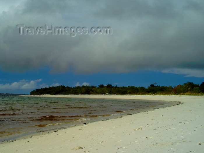 sierra-leone16: Turtle Islands, Southern Province, Sierra Leone: white sand beach on the Atlantic ocean - photo by T.Trenchard - (c) Travel-Images.com - Stock Photography agency - Image Bank