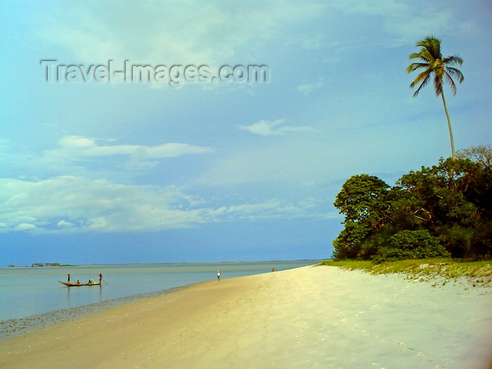 sierra-leone17: Turtle Islands, Southern Province, Sierra Leone: beach and fishermen - photo by T.Trenchard - (c) Travel-Images.com - Stock Photography agency - Image Bank