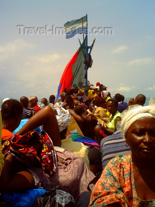 sierra-leone21: Tumbu, Western Area, Sierra Leone: crowded boat off Tumbu - photo by T.Trenchard - (c) Travel-Images.com - Stock Photography agency - Image Bank