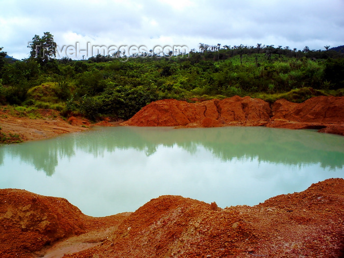 sierra-leone25: Kono district,  Eastern Province, Sierra Leone: diamond mine - pond on a crater - photo by T.Trenchard - (c) Travel-Images.com - Stock Photography agency - Image Bank