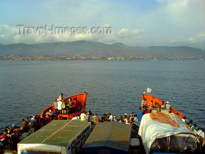 sierra-leone27: Great Scarcies River, Sierra Leone: ferry from Lungi Airport to Freetown - photo by T.Trenchard - (c) Travel-Images.com - Stock Photography agency - Image Bank