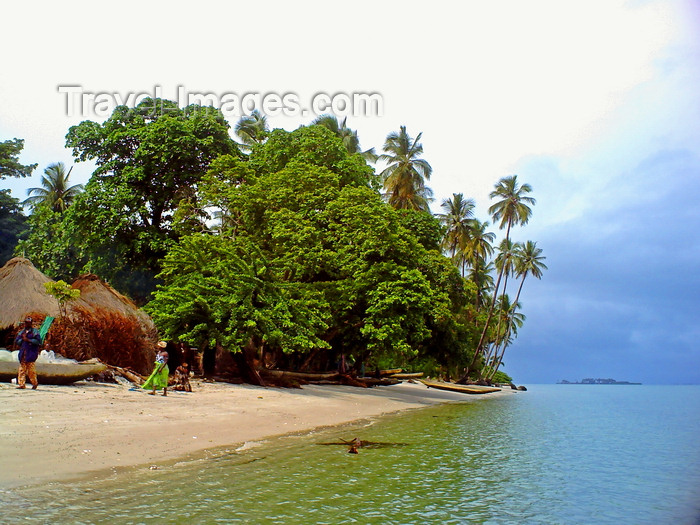 sierra-leone3: Turtle Islands, Southern Province, Sierra Leone: village by the sea - fishing community - olive waters - photo by T.Trenchard - (c) Travel-Images.com - Stock Photography agency - Image Bank