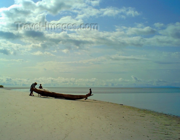 sierra-leone33: Turtle Islands, Southern Province, Sierra Leone: fishermen and small fishing canoe on the beach - photo by T.Trenchard - (c) Travel-Images.com - Stock Photography agency - Image Bank