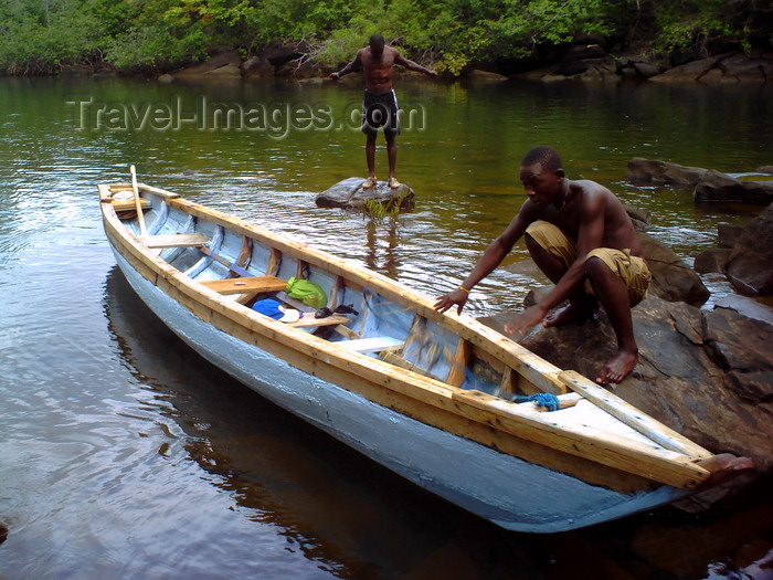 sierra-leone34: Guma River, Western Area National Park, Freetown Peninsula, Sierra Leone: small wooden boat on the river - photo by T.Trenchard - (c) Travel-Images.com - Stock Photography agency - Image Bank