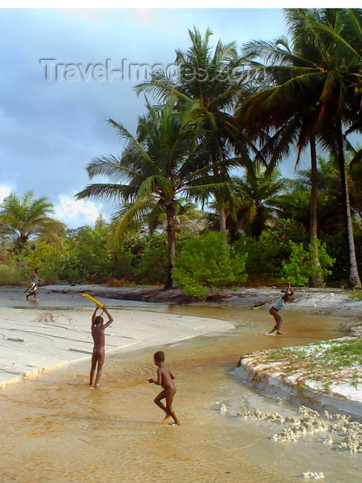 sierra-leone4: Turtle Islands, Southern Province, Sierra Leone: children catch fish in a small stream  - photo by T.Trenchard - (c) Travel-Images.com - Stock Photography agency - Image Bank