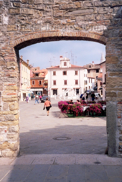 slovenia20: Slovenia - Koper (Capodistria): piazza through gate - photo by M.Torres - (c) Travel-Images.com - Stock Photography agency - Image Bank