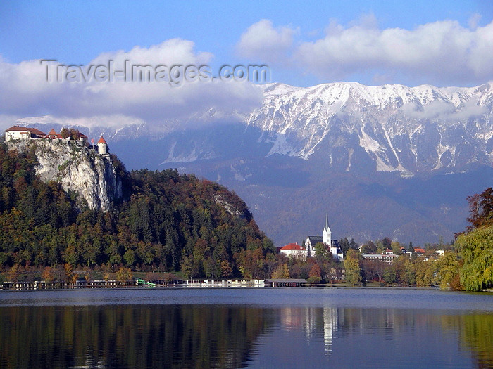 slovenia23: Slovenia - Lake Bled - Upper Carniola / Gorenjska region: Bled Castle and the lake - Blejski grad - photo by R.Wallace - (c) Travel-Images.com - Stock Photography agency - Image Bank