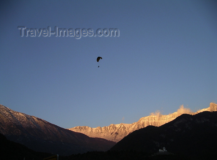 slovenia28: Slovenia - Kobarid - Goriska / Gorizia region: paraglider over the war cemetery - photo by R.Wallace - (c) Travel-Images.com - Stock Photography agency - Image Bank