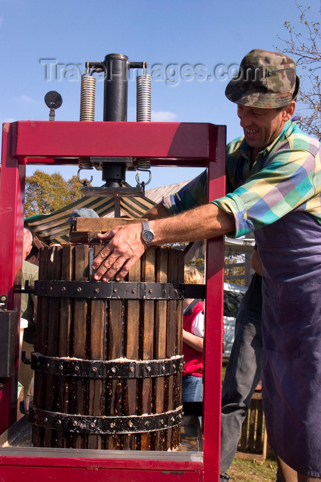 slovenia345: Slovenia - Jance: making apple cider at the Chestnut Sunday festival - photo by I.Middleton - (c) Travel-Images.com - Stock Photography agency - Image Bank