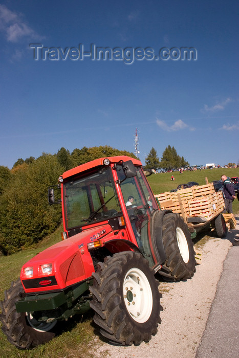 slovenia351: Slovenia - Jance: fruit tractor - Chestnut Sunday festival - photo by I.Middleton - (c) Travel-Images.com - Stock Photography agency - Image Bank