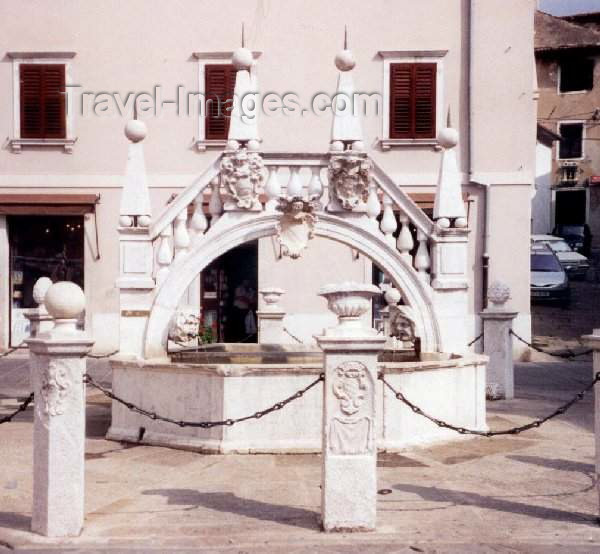 slovenia4: Slovenia - Koper (Capodistria) - Slovenian Istria region / Slovenska Istra: white fountain - Presernov Trg - photo by M.Torres - (c) Travel-Images.com - Stock Photography agency - Image Bank