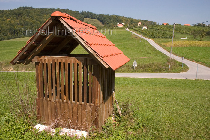 slovenia501: well near wine road to tourist farm near Smarje pri Jelsah, Slovenia - photo by I.Middleton - (c) Travel-Images.com - Stock Photography agency - Image Bank