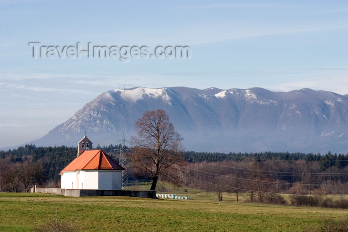 slovenia554: Slovenia - Pivka Valley: view of Nanos Mountain from Postojna in the Karst region - photo by I.Middleton - (c) Travel-Images.com - Stock Photography agency - Image Bank