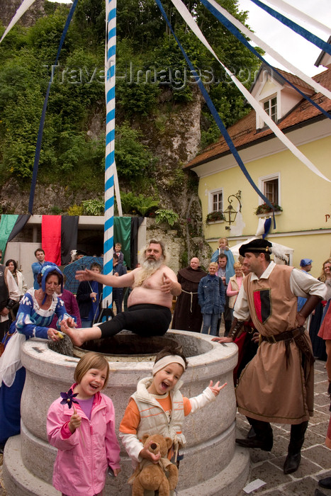 slovenia666: Slovenia - Kamnik Medieval Festival: minstrel sings to children - drama in a well - photo by I.Middleton - (c) Travel-Images.com - Stock Photography agency - Image Bank