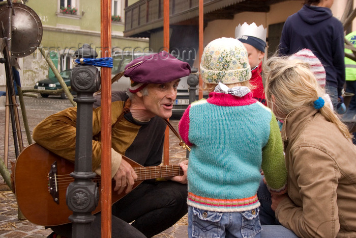 slovenia668: Slovenia - Kamnik Medieval Festival : minstrel sings to children - photo by I.Middleton - (c) Travel-Images.com - Stock Photography agency - Image Bank