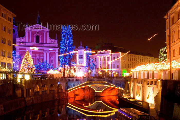 slovenia79: Triple Bridge reflected on the river Ljubljanica and Presernov trg - Christmas lights, Ljubljana, Slovenia - photo by I.Middleton - (c) Travel-Images.com - Stock Photography agency - Image Bank