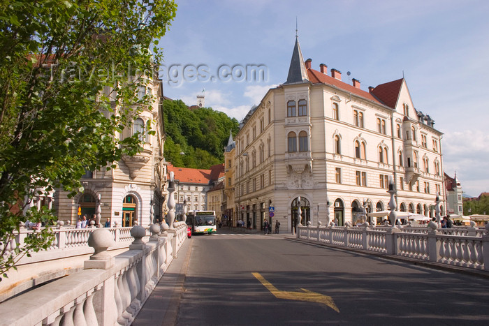 slovenia87: Triple bridge - view from Preseren square along Stritarjeva ulica towards the Castle, Ljubljana, Slovenia - photo by I.Middleton - (c) Travel-Images.com - Stock Photography agency - Image Bank