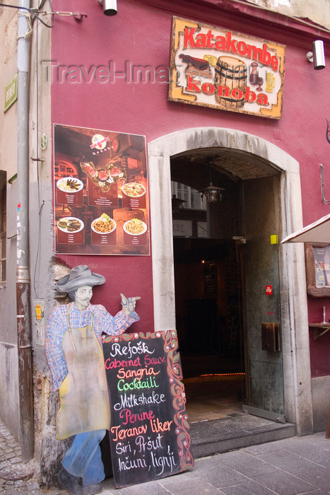 slovenia89: Restaurant in the old town - Katakombe, Ljubljana, Slovenia - photo by I.Middleton - (c) Travel-Images.com - Stock Photography agency - Image Bank