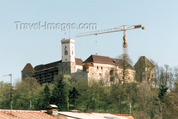 slovenia9: Slovenia - Ljubliana:  repairing the castle's walls - crane - photo by M.Torres - (c) Travel-Images.com - Stock Photography agency - Image Bank