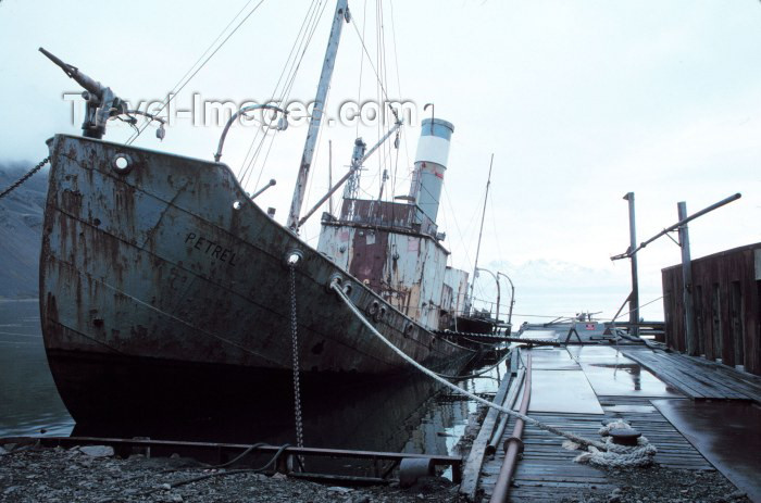 south-georgia14: South Georgia - Grytviken: abandoned whalers lie rusting (photo by R.Eime) - (c) Travel-Images.com - Stock Photography agency - Image Bank