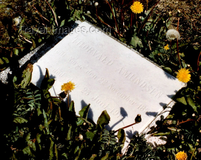 south-georgia7: South Georgia - Grytviken: grave of Thorvald Amundsen - cemetery (photo by G.Frysinger) - (c) Travel-Images.com - Stock Photography agency - Image Bank