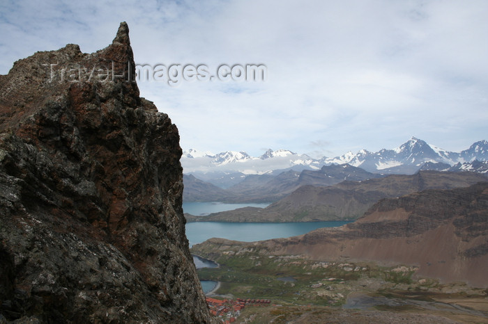 south-georgia91: South Georgia - Leith Harbour - rock formation, coast and inland mountains - Antarctic region images by C.Breschi - (c) Travel-Images.com - Stock Photography agency - Image Bank