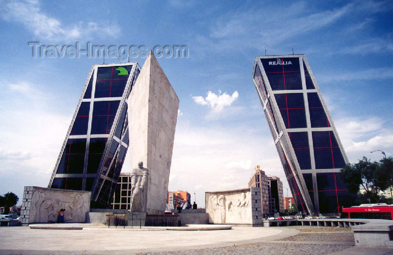 spai100: Spain / España - Madrid: Puerta de Europa towers and Calvo Sotelo monument - Plaza de Castilla / Torres Puerta de Europa - Caja de Madrid y Realia - Paseo de la Castellana - photo by M.Torres - (c) Travel-Images.com - Stock Photography agency - Image Bank