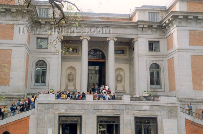 spai23: Spain / España - Madrid: queuing for the Prado museum - photo by M.Torres - (c) Travel-Images.com - Stock Photography agency - Image Bank