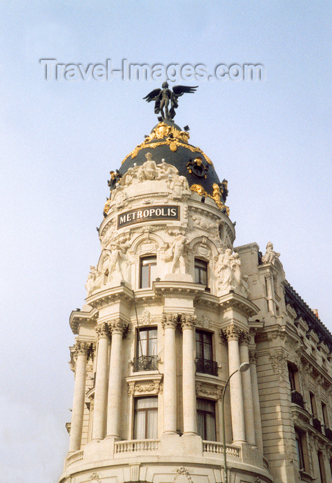 spai26: Spain / España - Madrid: Metropolis building - architects Jules & Raymond Février - corner of Calle de Alcalá and Gran Via - statue of a winged Goddess Victoria - Edificio Metropolis - photo by M.Torres - (c) Travel-Images.com - Stock Photography agency - Image Bank