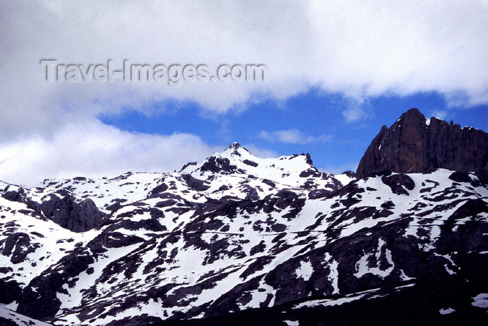 spai417: Spain - Cantabria - Picos de Europa National Reserve - snow and sky - photo by F.Rigaud - (c) Travel-Images.com - Stock Photography agency - Image Bank