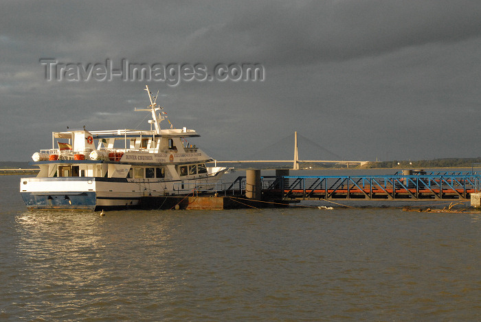 spai427: Ayamonte, Huelva province, Andalucia, Spain / España: Guadiana river - tour boat and bridge to the Algarve - photo by M.Torres - (c) Travel-Images.com - Stock Photography agency - Image Bank