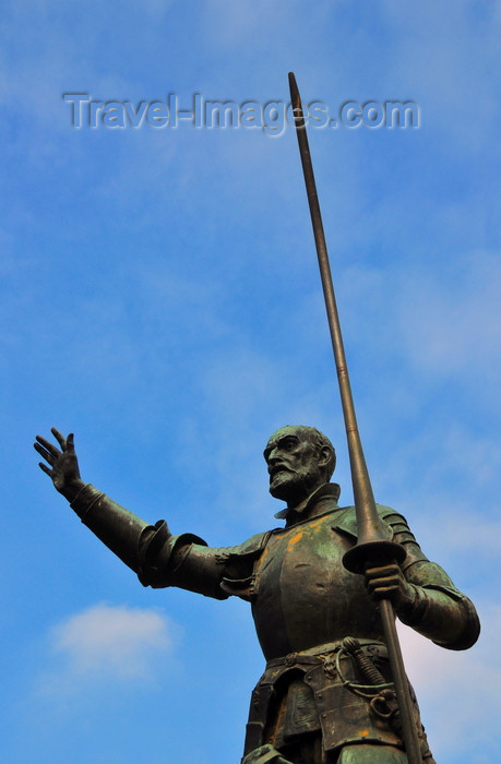 spai435: Madrid, Spain: Cervantes monument - Plaza de España - Don Quixote statue by sculptor Lorenzo Coullaut Valera - monumento a Miguel de Cervantes Saavedra - photo by M.Torres - (c) Travel-Images.com - Stock Photography agency - Image Bank