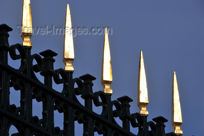 spai446: Spain / España - Madrid: Royal Palace / Palacio Real - fence with gilded spikes - plaza de la Armería - photo by M.Torres - (c) Travel-Images.com - Stock Photography agency - Image Bank