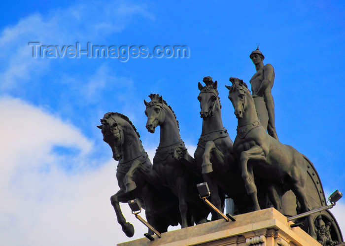 spai451: Madrid, Spain: Quadriga at Calle de Alcalá 16, Edificio del Banco de Bilbao - BBVA - architect Ricardo Bastida - sculpture by Higinio de Basterra - Cuádriga - photo by M.Torres - (c) Travel-Images.com - Stock Photography agency - Image Bank