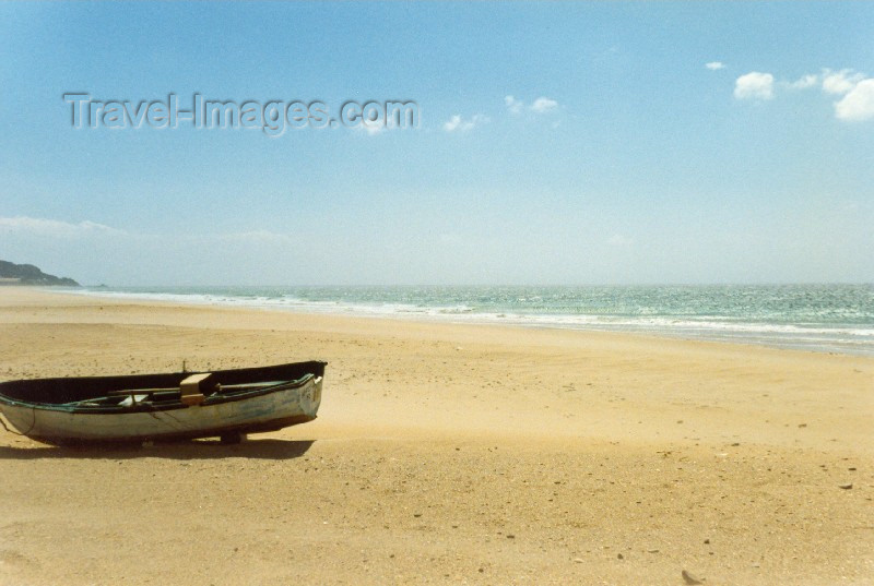 spai66: Spain / España - Zahara de los Atunes (Cadiz): beach - lonely boat - photo by Nacho Cabana - (c) Travel-Images.com - Stock Photography agency - Image Bank