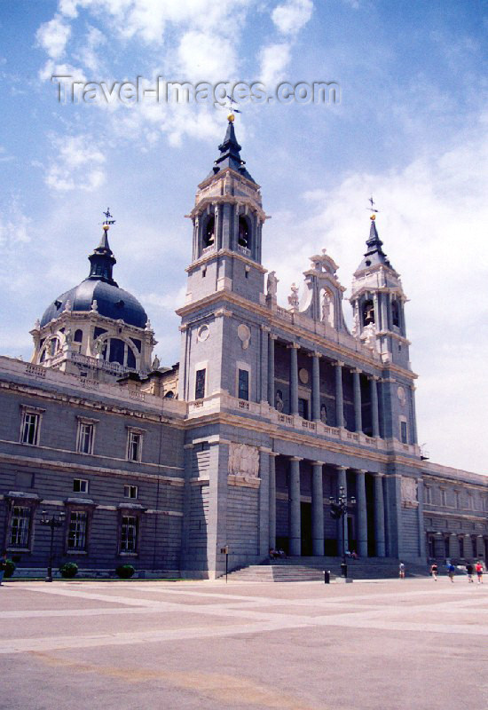 spai91: Spain / España - Madrid: Cathedral of Nuestra Señora de la Almudena / Catedral de Santa Maria la Real de la Almudena - Gothic revival style - plaza de la Armería - photo by M.Torres - (c) Travel-Images.com - Stock Photography agency - Image Bank