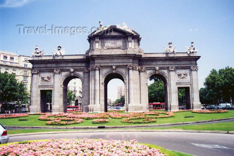 spai97: Spain / España - Madrid: Puerta de Alcalá - Plaza de la Independencia - designed by Francesco Sabatini - photo by M.Torres - (c) Travel-Images.com - Stock Photography agency - Image Bank