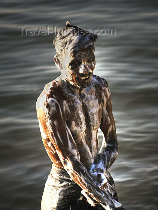 sri-lanka101: near Yalla National Park, Sri Lanka: near Yala National Park / Ruhuna: soap covered river bather - photo by B.Cain - (c) Travel-Images.com - Stock Photography agency - Image Bank