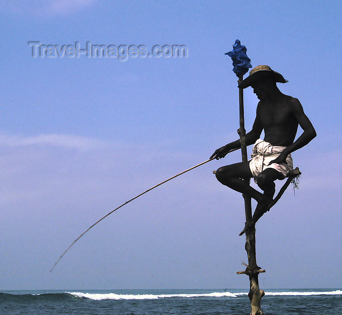 sri-lanka107: Sri Lanka - Weligama (Southern Province): stilt fisherman (photo by B.Cain) - (c) Travel-Images.com - Stock Photography agency - Image Bank