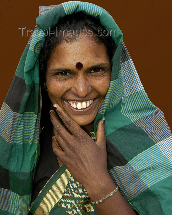 sri-lanka114: Nuwara Eliya, Central Province, Sri Lanka: tea Leaves picker portrait - photo by B.Cain - (c) Travel-Images.com - Stock Photography agency - Image Bank