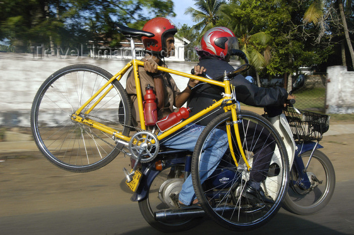 sri-lanka123: Sri Lanka - Colombo: two bikers - photo by B.Cain - (c) Travel-Images.com - Stock Photography agency - Image Bank