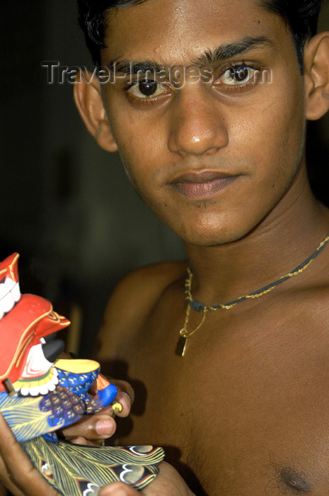 sri-lanka128: Sri Lanka: young artist - photo by B.Cain - (c) Travel-Images.com - Stock Photography agency - Image Bank